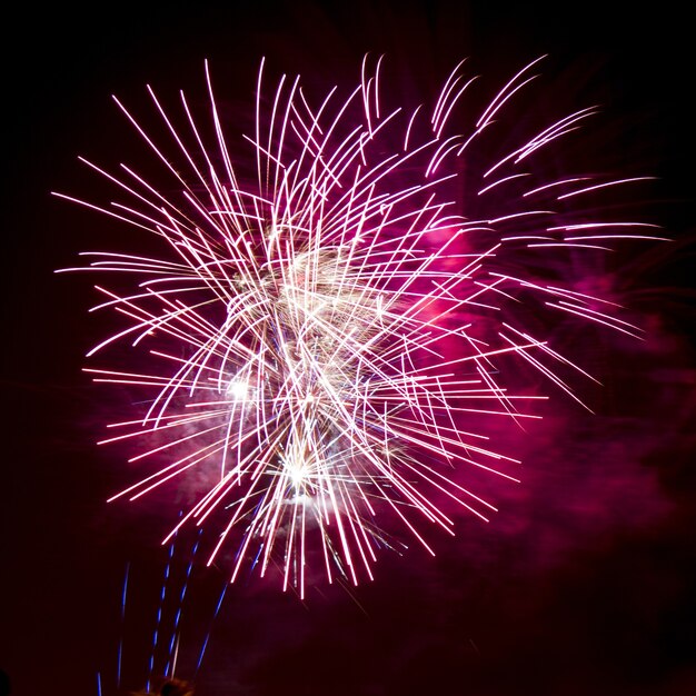 Vertikale schöne Aufnahme von buntem Feuerwerk unter dem Nachthimmel