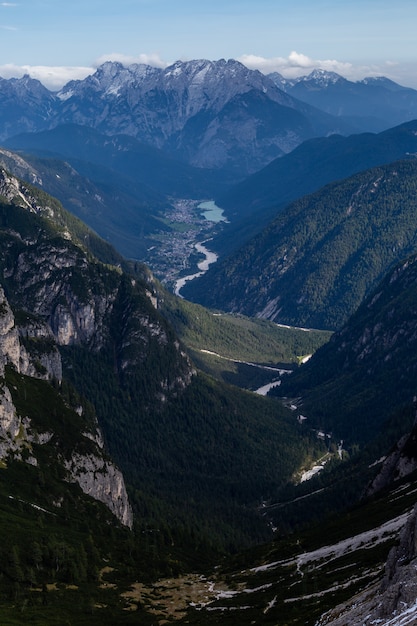 Vertikaler Hochwinkelschuss einer atemberaubenden Ansicht der italienischen Alpen