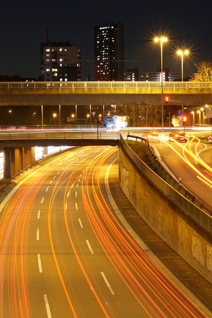 Vertikaler Hochwinkelschuss einer beleuchteten Autobahn bei Nacht