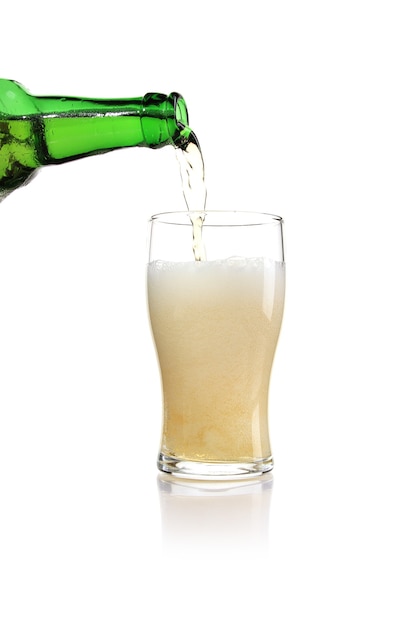Vertikaler Schuss Bier aus grüner Flasche in ein Glas gegossen