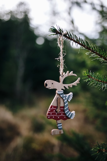 Kostenloses Foto vertikaler schuss des spielzeughirsches hing am weihnachtsbaum