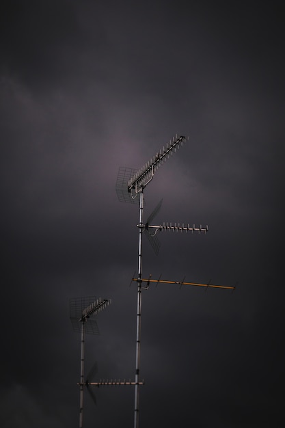Vertikaler Schuss einer Antenne im stürmischen Wetter