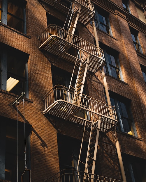 Vertikaler Schuss einer Wohnung mit einer Feuerleiter auf der Seite