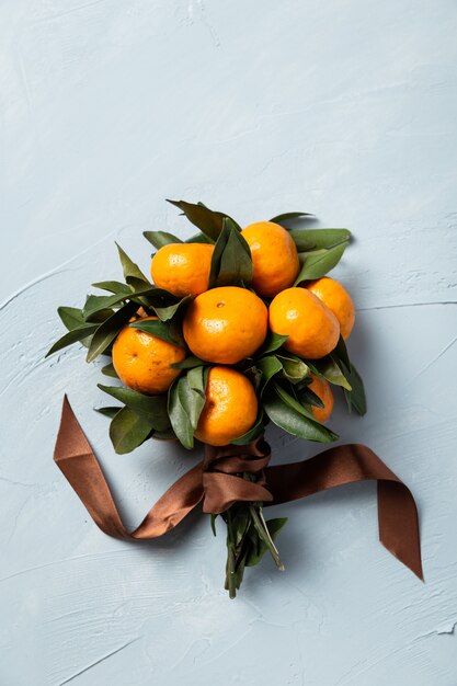 Vertikaler Schuss eines Blumenstraußes von frischen Mandarinen