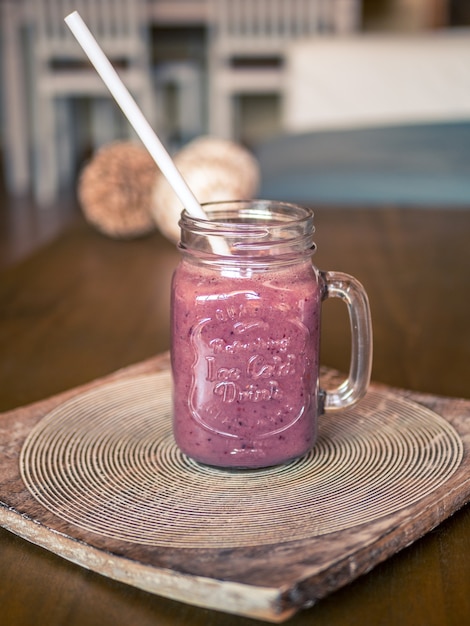 Vertikaler Schuss eines köstlichen Beeren-Smoothie in einem Einmachglas