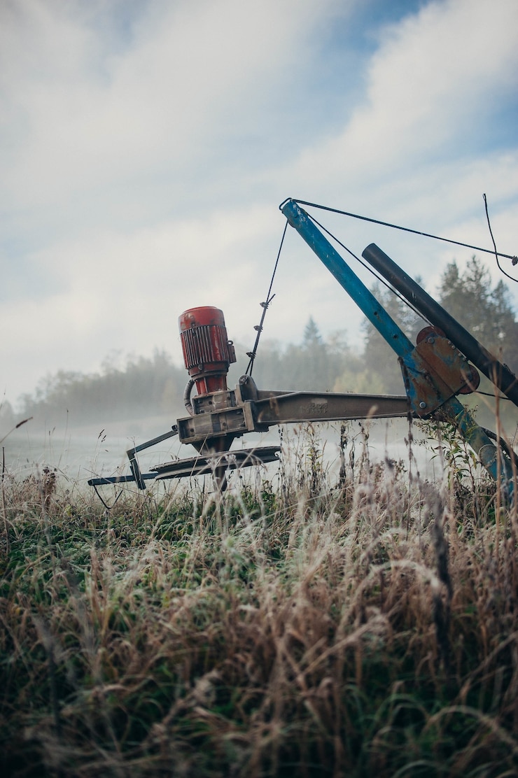 Kostenlose Foto vertikaler schuss eines landwirtschaftlichen erntemaschinen im feld