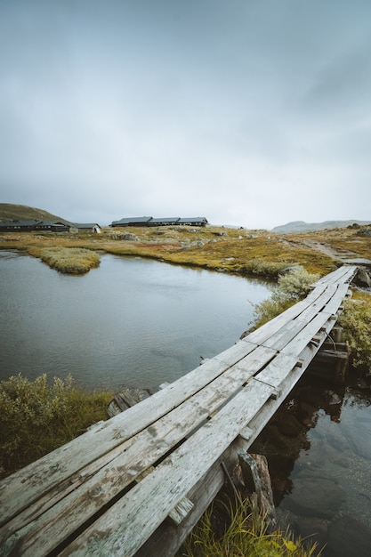 Vertikaler Schuss für ein Holzdock über einem See in Finse, Norwegen