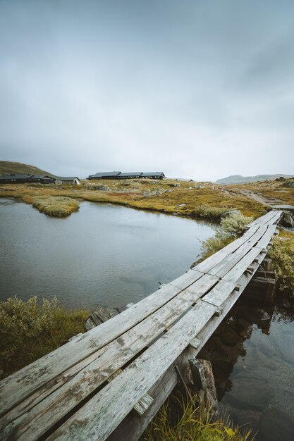 Vertikaler Schuss für ein Holzdock über einem See in Finse, Norwegen