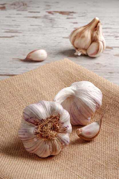 Vertikaler Schuss Knoblauch auf einem Holztisch