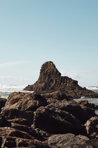 Vertikaler Schuss von Felsen an der Küste des pazifischen Nordwestens in Cannon Beach, Oregon