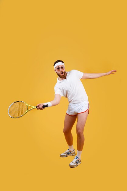 Vertikales Bild des konzentrierten Sportlers, der im Tennis spielt