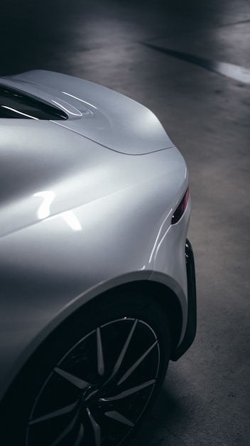 Kostenloses Foto vertikales bild eines teils eines grauen autos