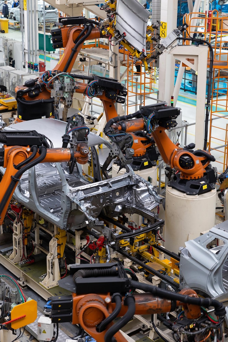 Kostenlose Foto vertikales foto der automobilproduktionslinie modernes automontagewerk autoindustrie innenraum einer modernen hightech-fabrikproduktion