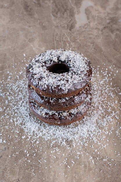 Vertikales Foto des hausgemachten Muffins mit Pulver auf Grau.