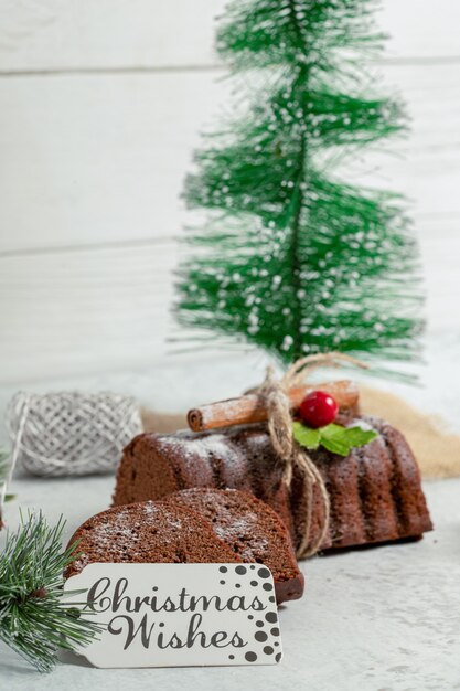 Vertikales Foto von frischem hausgemachtem Roulette mit Weihnachtsschmuck.