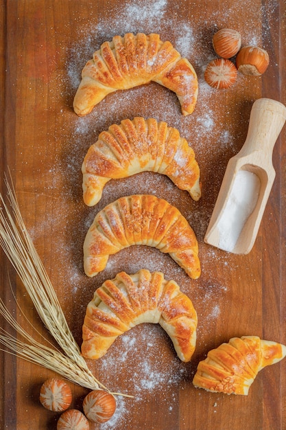 Vertikales foto von frischen hausgemachten croissants.