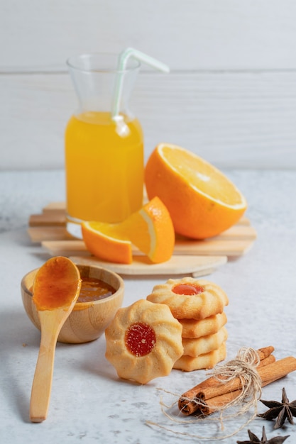 Vertikales Foto von frischen hausgemachten Keksen mit Orange und Marmelade.