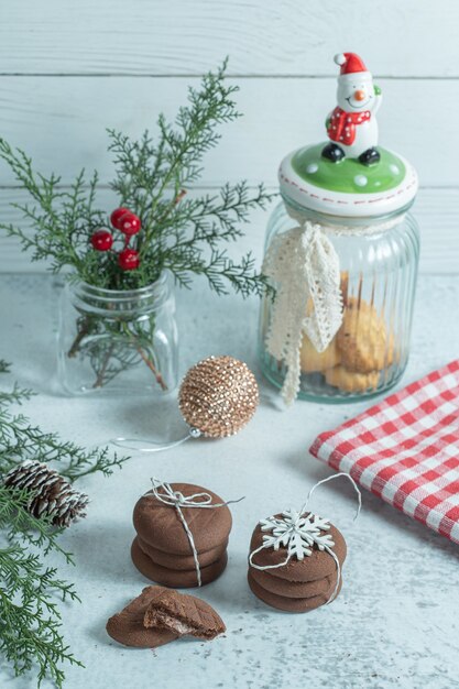 Vertikales Foto von hausgemachten Schokoladenkeksen mit Weihnachtsschmuck.