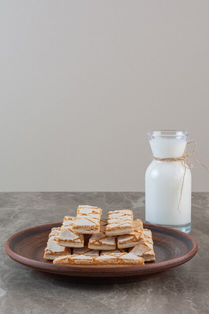 Vertikales Foto von hausgemachten Waffeln mit Milch.