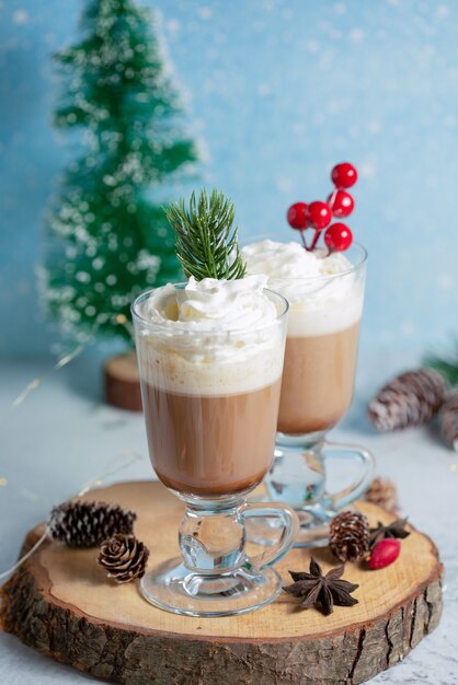 Vertikales Foto von zwei Schüssel Eis auf Holzbrett mit Weihnachtsschmuck.