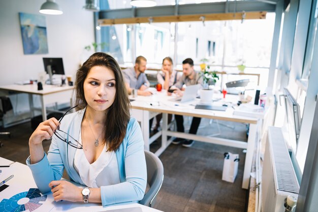 Verträumte Geschäftsfrau im Büro