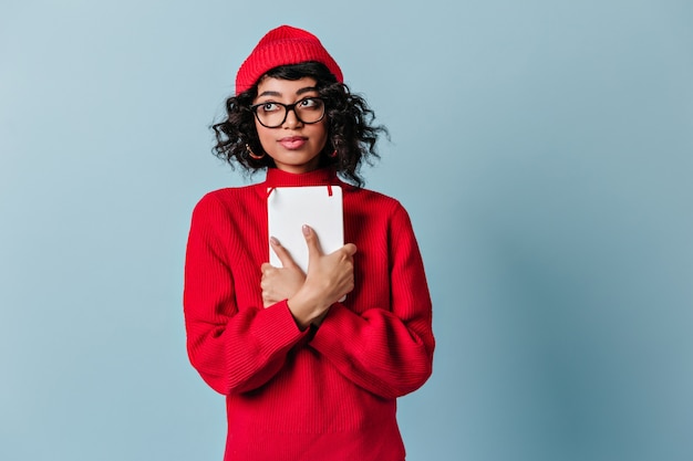 Verträumter junger Student, der Notizbuch hält