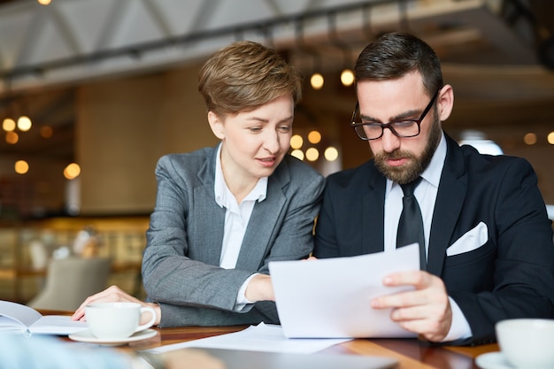 Vertragsbedingungen besprechen