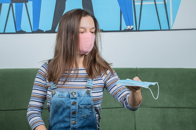 Verwenden grundlegender Techniken zur Vorbeugung von Coviden und Anbieten von Masken für andere.