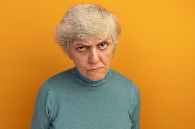 Verwirrte alte Frau mit blauem Rollkragenpullover