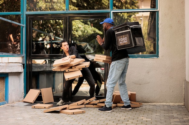 Verwirrte Frau, die fallende Pizzakartons stapelt, verängstigter Kurier, der vor Bürogebäude steht. Unvorsichtiger afroamerikanischer Mann, der Café-Essen zum Mitnehmen liefert, schlechter Lieferservice