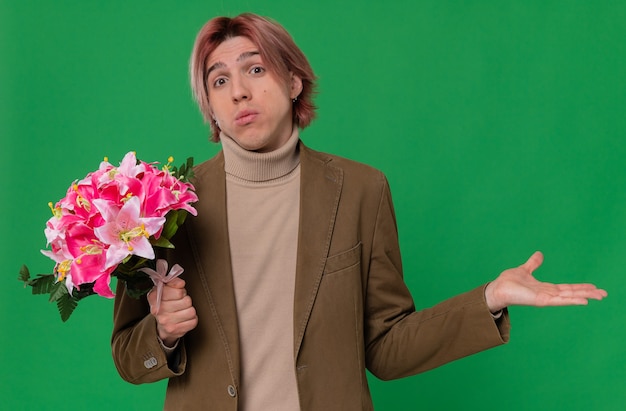 Verwirrter junger gutaussehender Mann, der Blumenstrauß hält und seine Hand offen hält