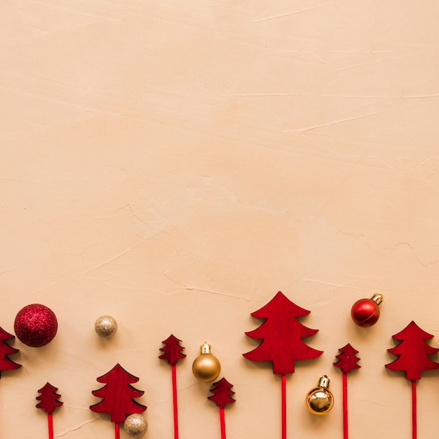 Verzieren Sie Tannenbäume auf Zauberstäben nahe Weihnachtskugeln