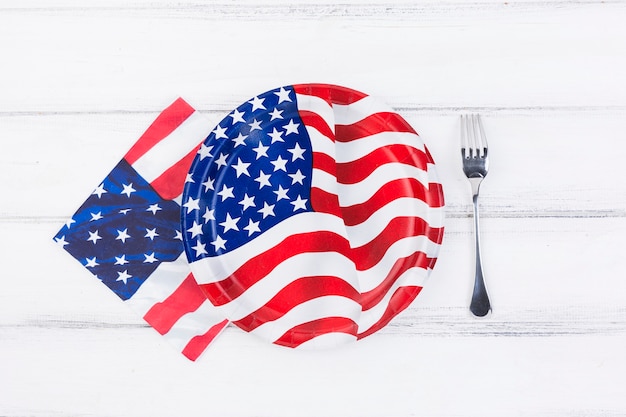 Verziert mit Amerika-Flaggenplatte, -serviette und -gabel auf Tabelle
