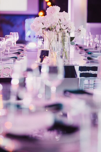 Verzierte Hochzeitstafel in violetten Tönen
