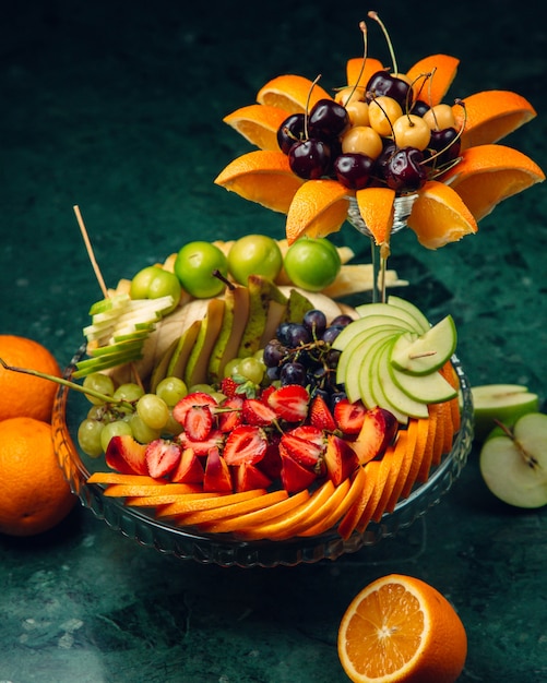 verzierter Obstteller mit geschnittenen Früchten