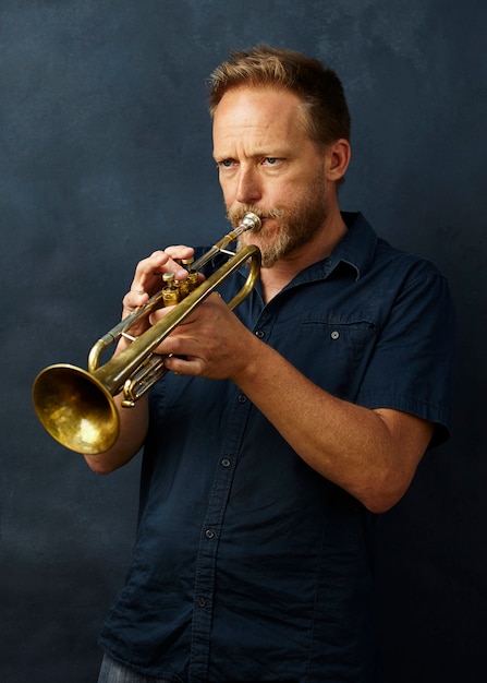 Kostenloses Foto veteran musiker spielt die trompete