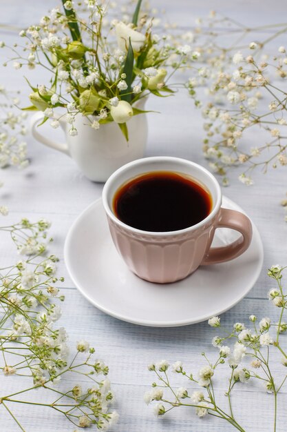 Victoria Biskuitscheiben mit einer Tasse Kaffee auf Licht