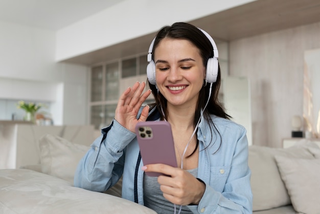 Videoanruf mit Smiley-Frau in mittlerer Aufnahme