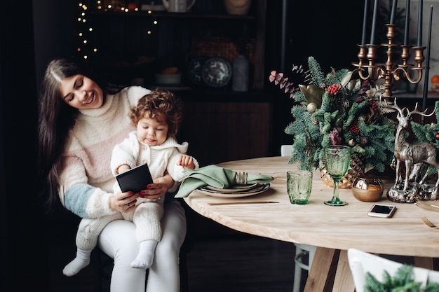 Videoanrufe für Mutter und Baby über Tablet.