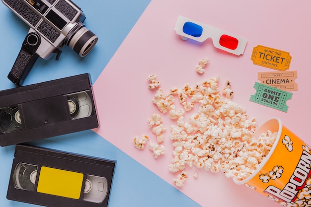 Videoband mit Vintage-Videokamera und Popcorns