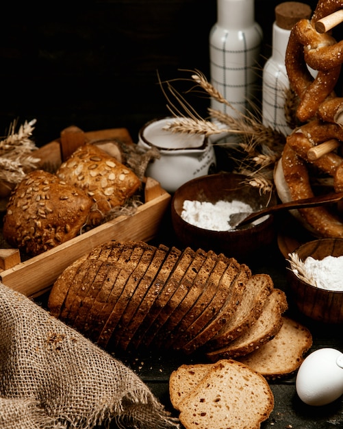 Viel Bäckerei auf dem Tisch