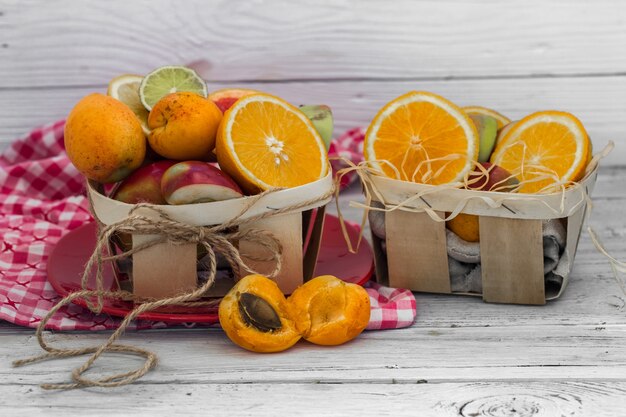 viel frisches Obst, auf Holzwand geschnitten, trinken, gesundes Essen