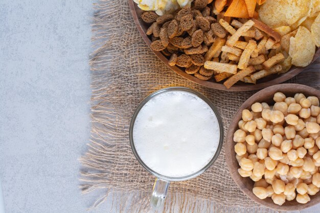 Viel leckeres Essen zum Bier auf Holzschalen