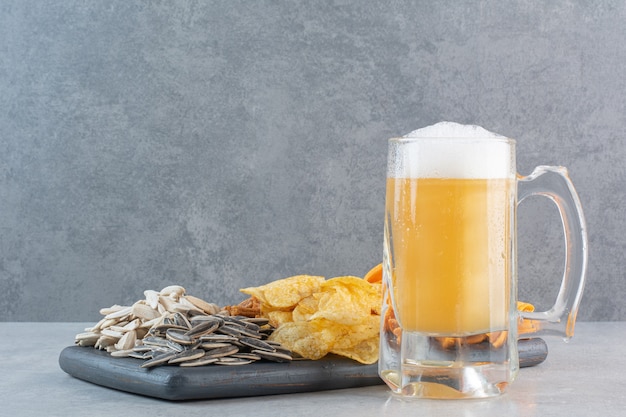 Viel leckeres Essen zum Bier auf schwarzen Tellern.