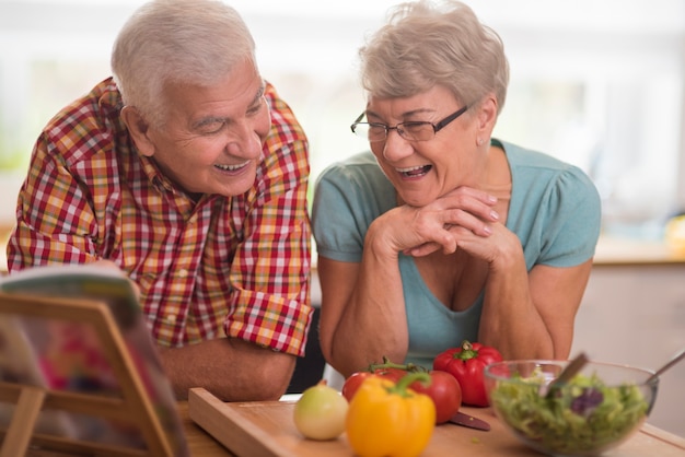 Kostenloses Foto viel spaß beim gemeinsamen kochen