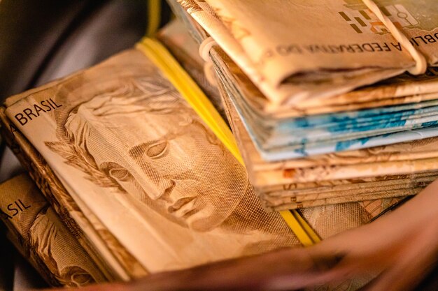Brasilianische echte banknoten einzeln auf weiß für brasilianisches