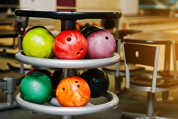 Kostenloses Foto viele farbigen bälle, damit bowlingspiel bei tisch speichert