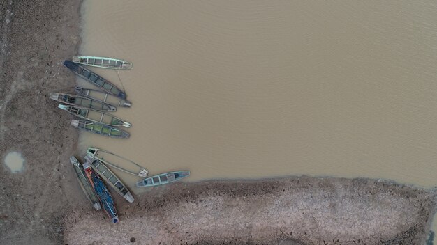 Viele Fischerboote im Fluss von oben genommen