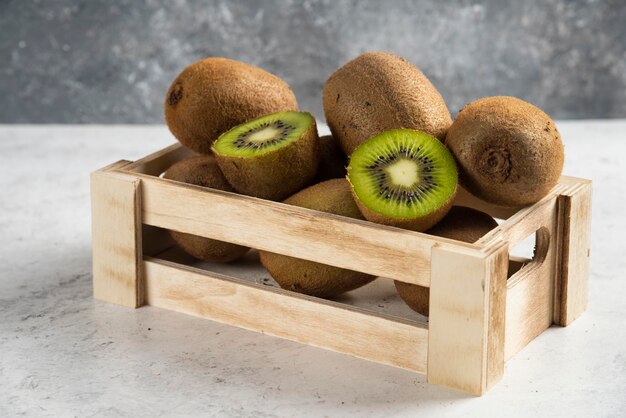 Viele frische Kiwis auf Holzkorb.