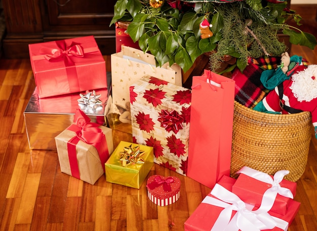 Viele Geschenke unter dem Baum